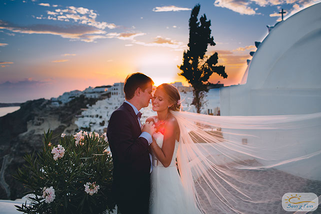 Лучезарная свадьба на Санторини, жених и невеста на городских улицах
