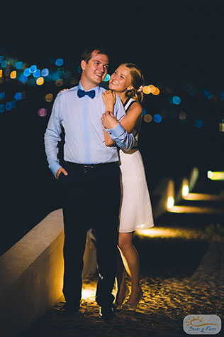 Лучезарная свадьба на Санторини, жених и невеста в ночном городе