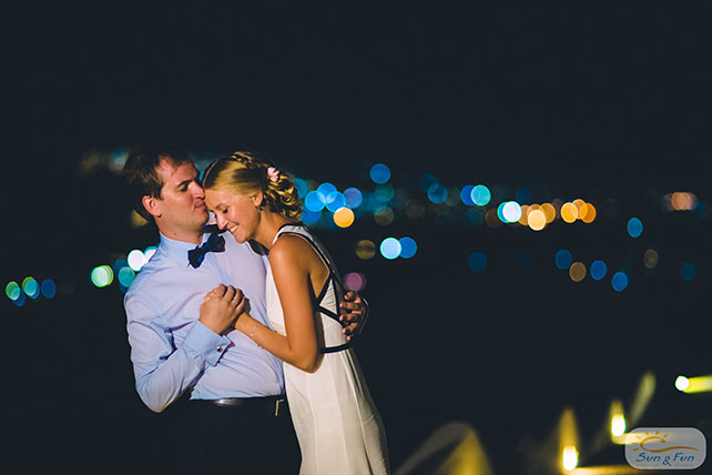 Лучезарная свадьба на Санторини, жених и невеста в ночном городе