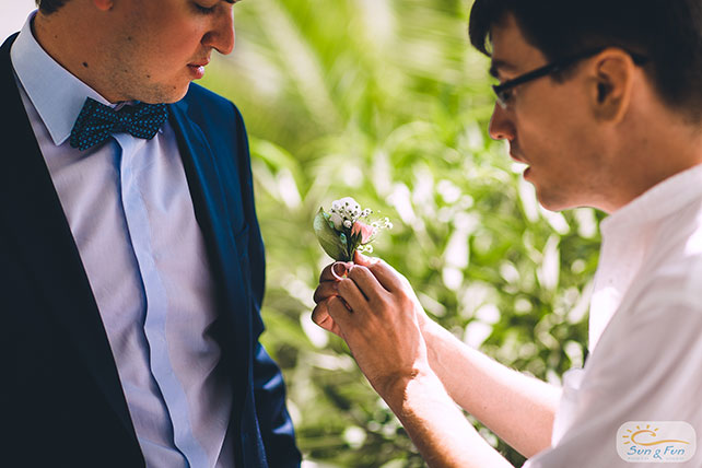 Лучезарная свадьба на Санторини, бутоньерка жениха