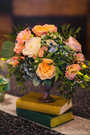 современная классика «Магия чисел», цветочная композиция в вазе