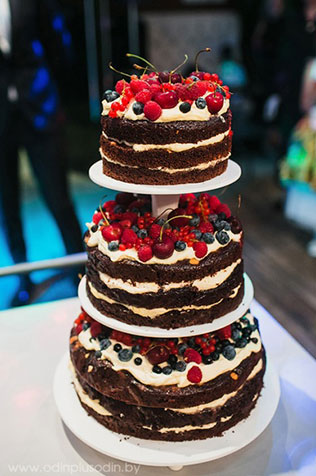 современная классика «Магия чисел», торт с ягодами