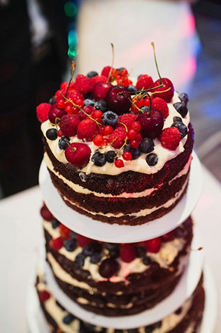 современная классика «Магия чисел», торт с ягодами