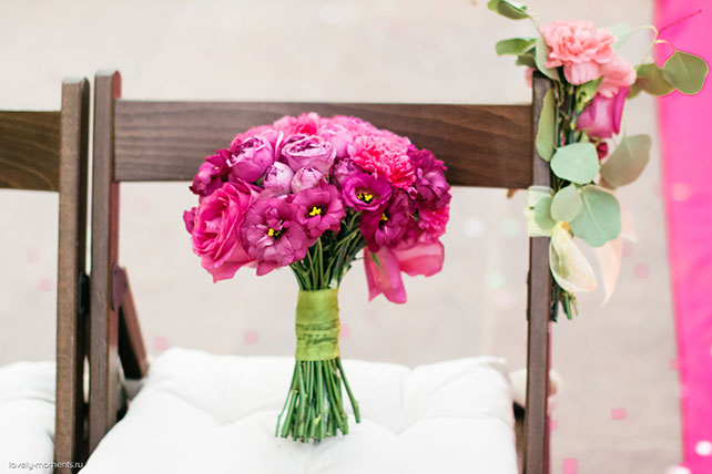 летняя свадьба, зеленый и коралловый, букет невесты в малиновых тонах