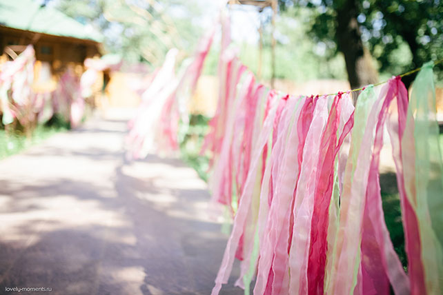 летняя свадьба, зеленый и коралловый, декор, ленты