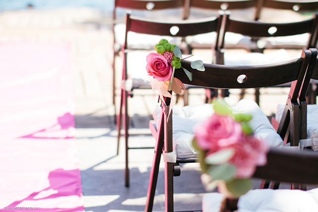 летняя свадьба, зеленый и коралловый, декор стульев живыми цветами