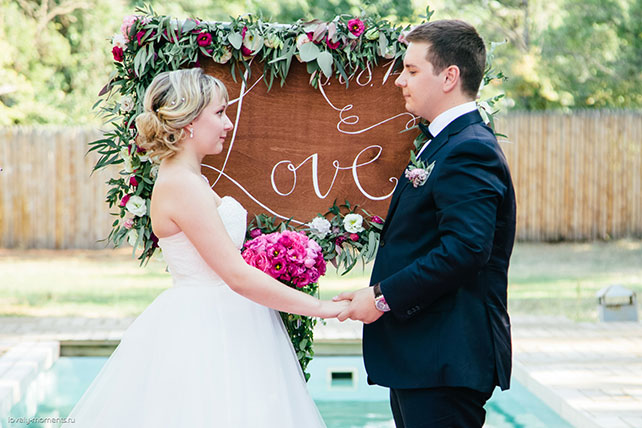 летняя свадьба, зеленый и коралловый, церемония