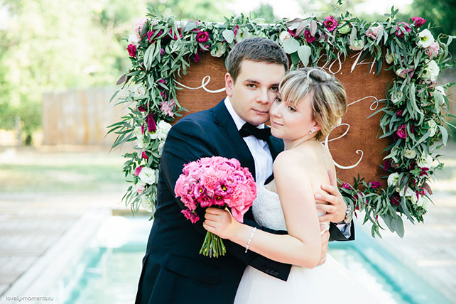 летняя свадьба, зеленый и коралловый, жених и невеста