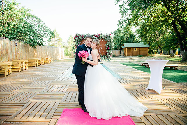 летняя свадьба, зеленый и коралловый, жених и невеста