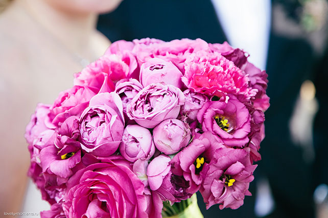 летняя свадьба, зеленый и коралловый, букет невесты в малиновых тонах