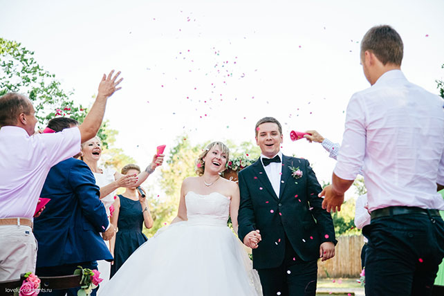 летняя свадьба, зеленый и коралловый, жених и невеста