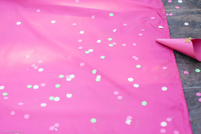 летняя свадьба, зеленый и коралловый, конфетти в виде цветов