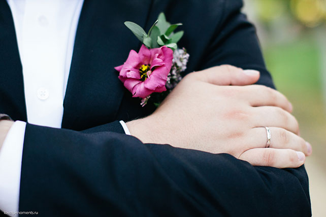 летняя свадьба, зеленый и коралловый, бутоньерка жениха