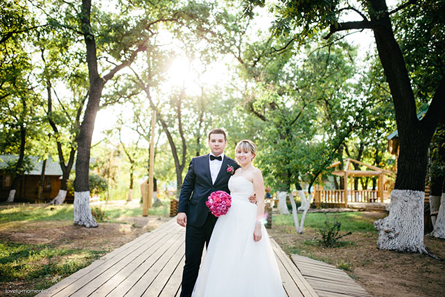 летняя свадьба, зеленый и коралловый, жених и невеста