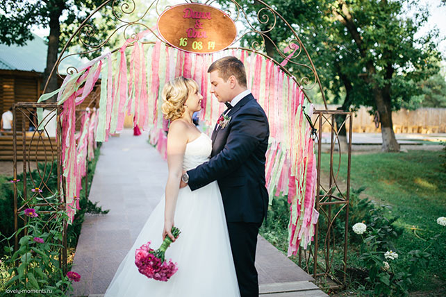 летняя свадьба, зеленый и коралловый, жених и невеста