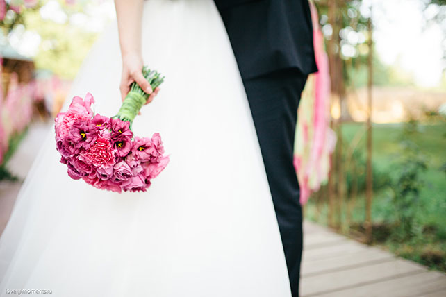 летняя свадьба, зеленый и коралловый, букет невесты в малиновых тонах
