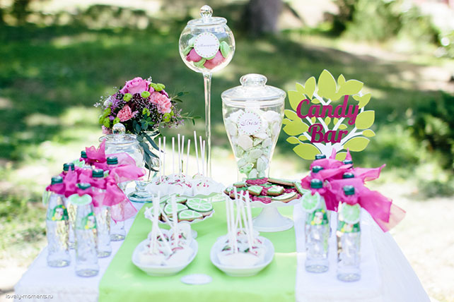 летняя свадьба, зеленый и коралловый, сладкий стол