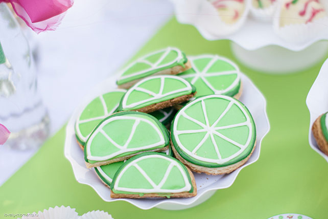 летняя свадьба, зеленый и коралловый, сладкий стол, печенье