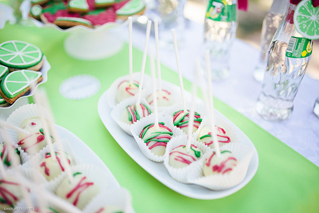 летняя свадьба, зеленый и коралловый, сладкий стол, кейк-попс