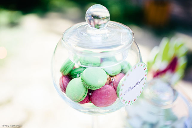 летняя свадьба, зеленый и коралловый, сладкий стол, макаруны