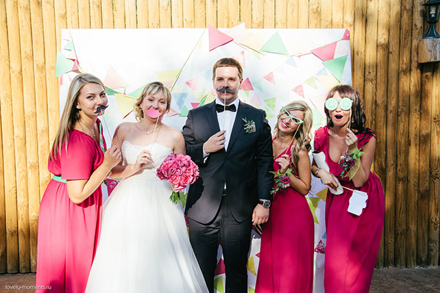 летняя свадьба, зеленый и коралловый, жених и невеста, подружки невесты в малиновых платьях, аксессуары для фотосессии