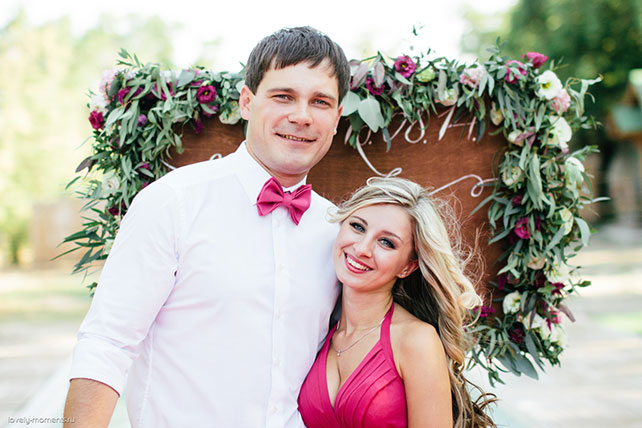 летняя свадьба, зеленый и коралловый, гости на свадьбе