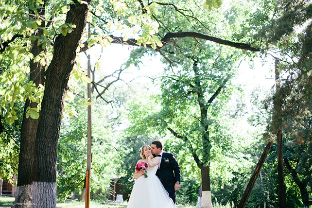 летняя свадьба, зеленый и коралловый, жених и невеста