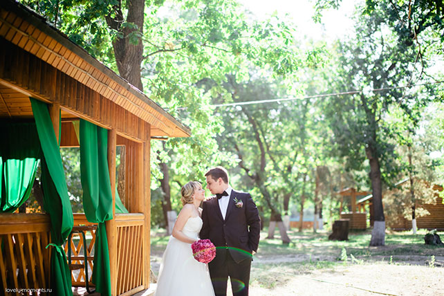 летняя свадьба, зеленый и коралловый, жених и невеста