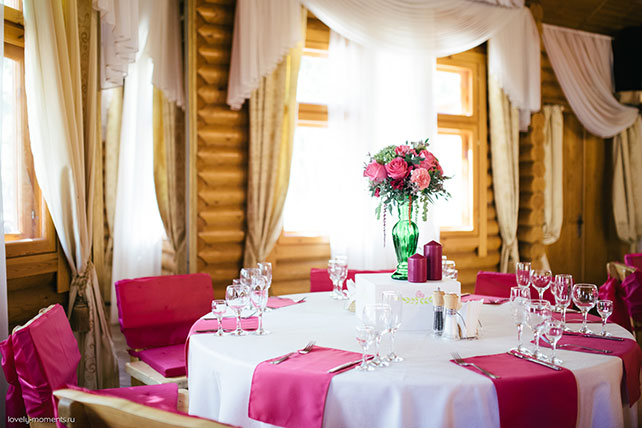 летняя свадьба, зеленый и коралловый, декор зала