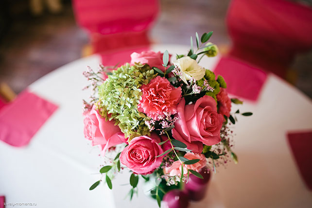 летняя свадьба, зеленый и коралловый, декор зала, цветочная композиция на стол
