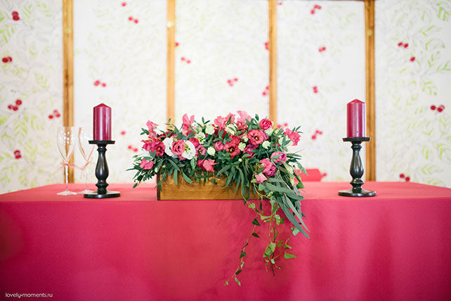 летняя свадьба, зеленый и коралловый, стол молодоженов