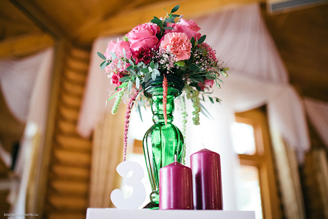 летняя свадьба, зеленый и коралловый, цветочная композиция, номер стола