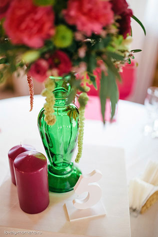 летняя свадьба, зеленый и коралловый, цветочная композиция, номер стола