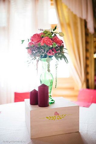 летняя свадьба, зеленый и коралловый, цветочная композиция, свечи