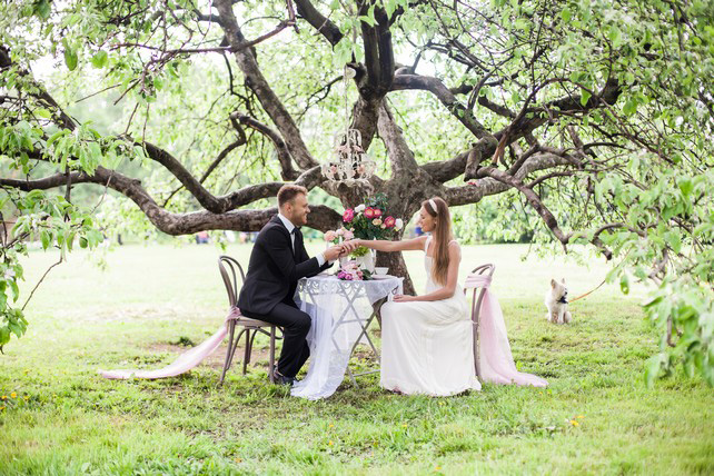 жених и невеста за столом, Максим и Дарья: нежная свадьба в розовом цвете