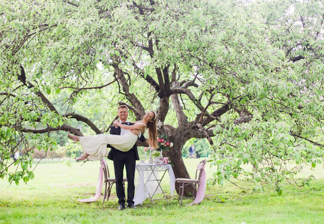 жених держит невесту на руках, Максим и Дарья: нежная свадьба в розовом цвете