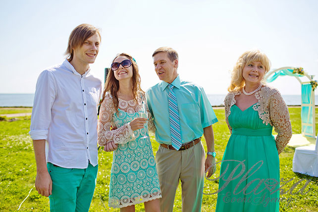 Свадьба Антона и Кристины: ментоловая свежесть, гости на свадьбе в нарядах мятного цвета