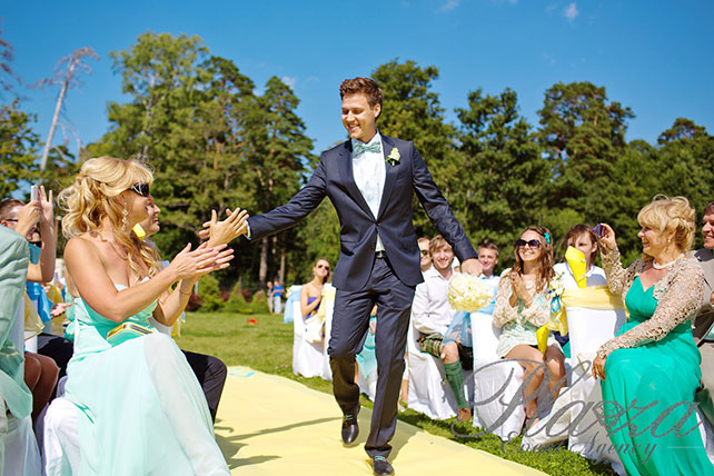 Свадьба Антона и Кристины: ментоловая свежесть, жених идёт по проходу к месту торжественной регистрации