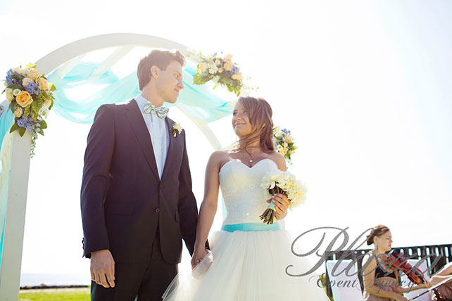 Свадьба Антона и Кристины: ментоловая свежесть, жених и невеста держатся за руки