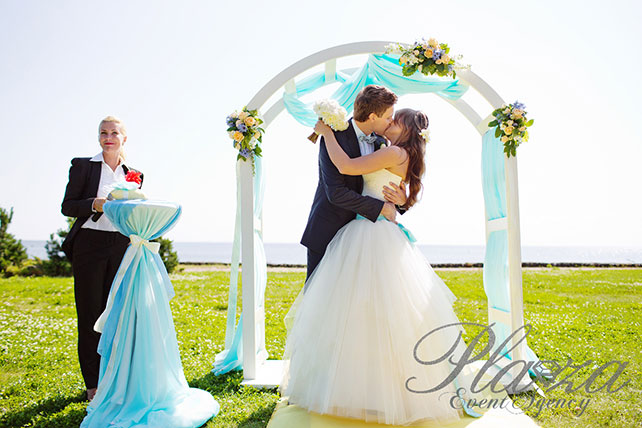 жених и невеста целуются под аркой, Свадьба Антона и Кристины: ментоловая свежесть