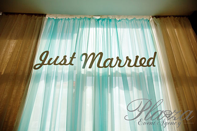Свадьба Антона и Кристины: ментоловая свежесть, оформление занавески за спиной у молодожёнов