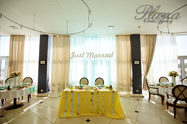 Свадьба Антона и Кристины: ментоловая свежесть, оформление стола молодожёнов в жёлтом и мятном цвете