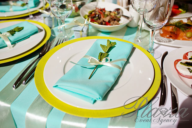 Свадьба Антона и Кристины: ментоловая свежесть, посуда на свадебном столе, жёлтые тарелки, салфетки мятного цвета