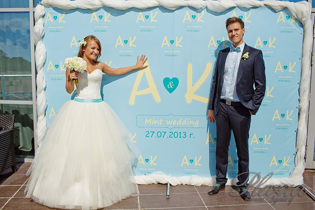 жених и невеста на фоне пресс-волла, Свадьба Антона и Кристины: ментоловая свежесть