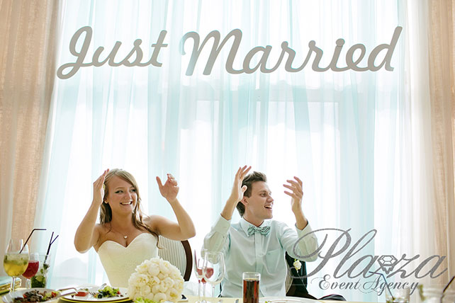 Свадьба Антона и Кристины: ментоловая свежесть, молодожёны за свадебным столом