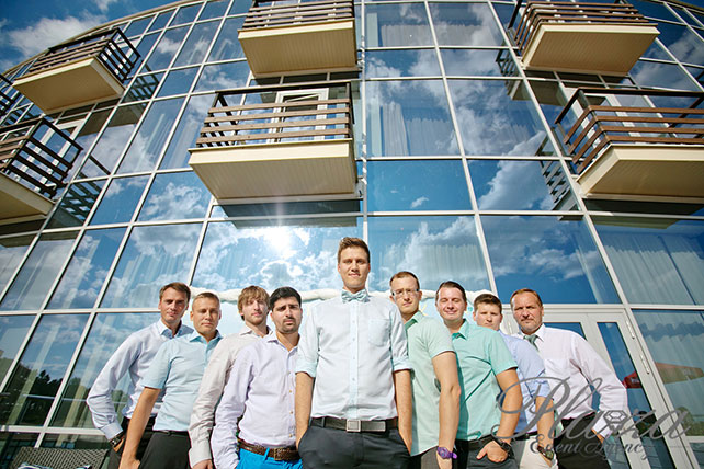 Свадьба Антона и Кристины: ментоловая свежесть. жених с друзьями, друзья жениха в рубашках мятного цвета