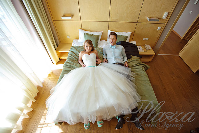 Свадьба Антона и Кристины: ментоловая свежесть, жених и невеста лежат на кровати