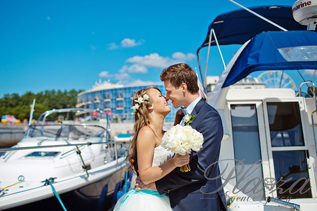 жених и невеста на причале на фоне яхт, Свадьба Антона и Кристины: ментоловая свежесть