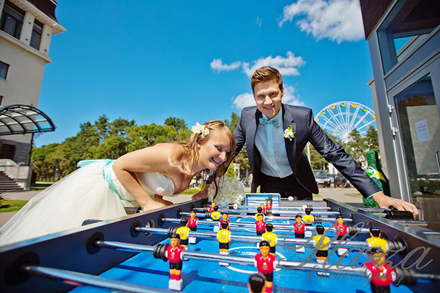 Свадьба Антона и Кристины: ментоловая свежесть, жених и невеста играют в настольный футбол