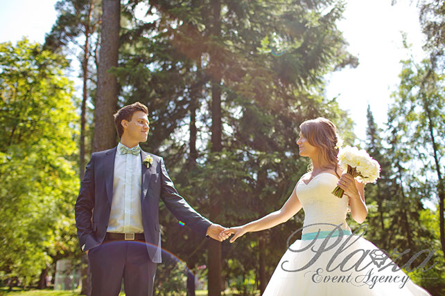 жених и невеста среди деревьев, Свадьба Антона и Кристины: ментоловая свежесть